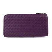 A Bottega Veneta ladies' leather purse Purple Central zip pocket and card holder side pockets Made
