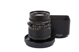 A Carl Zeiss 150mm f4 Sonnar T* lens for Hasselblad. Black. Serial number 6562591.