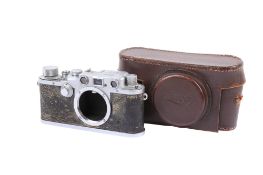 A Leitz Wetzlar Leica IIIc 35mm rangefinder camera body. Chrome. Serial number 395102.