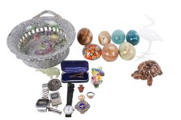 A mixed lot of small collectable items.