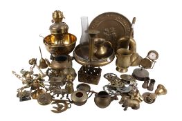 A collection of assorted vintage brassware. Including horse brasses, an oil lamp, etc.