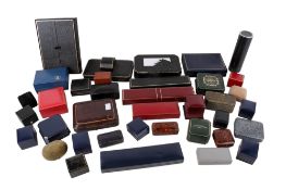 A large quantity of vintage and modern jewellery and ring boxes. Various sizes, materials, etc.