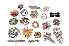 Twenty assorted ladies' costume brooches.