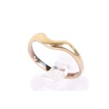 An 18ct gold wedding band.