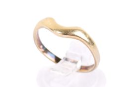 An 18ct gold wedding band.