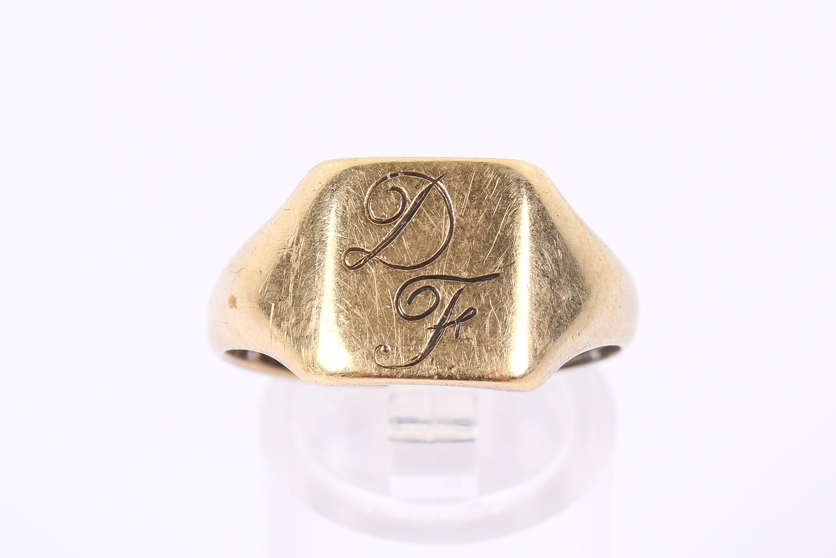 A 18ct gold signet ring. Engraved DF, hallmarked, size V, weight 6.9g. - Image 2 of 4