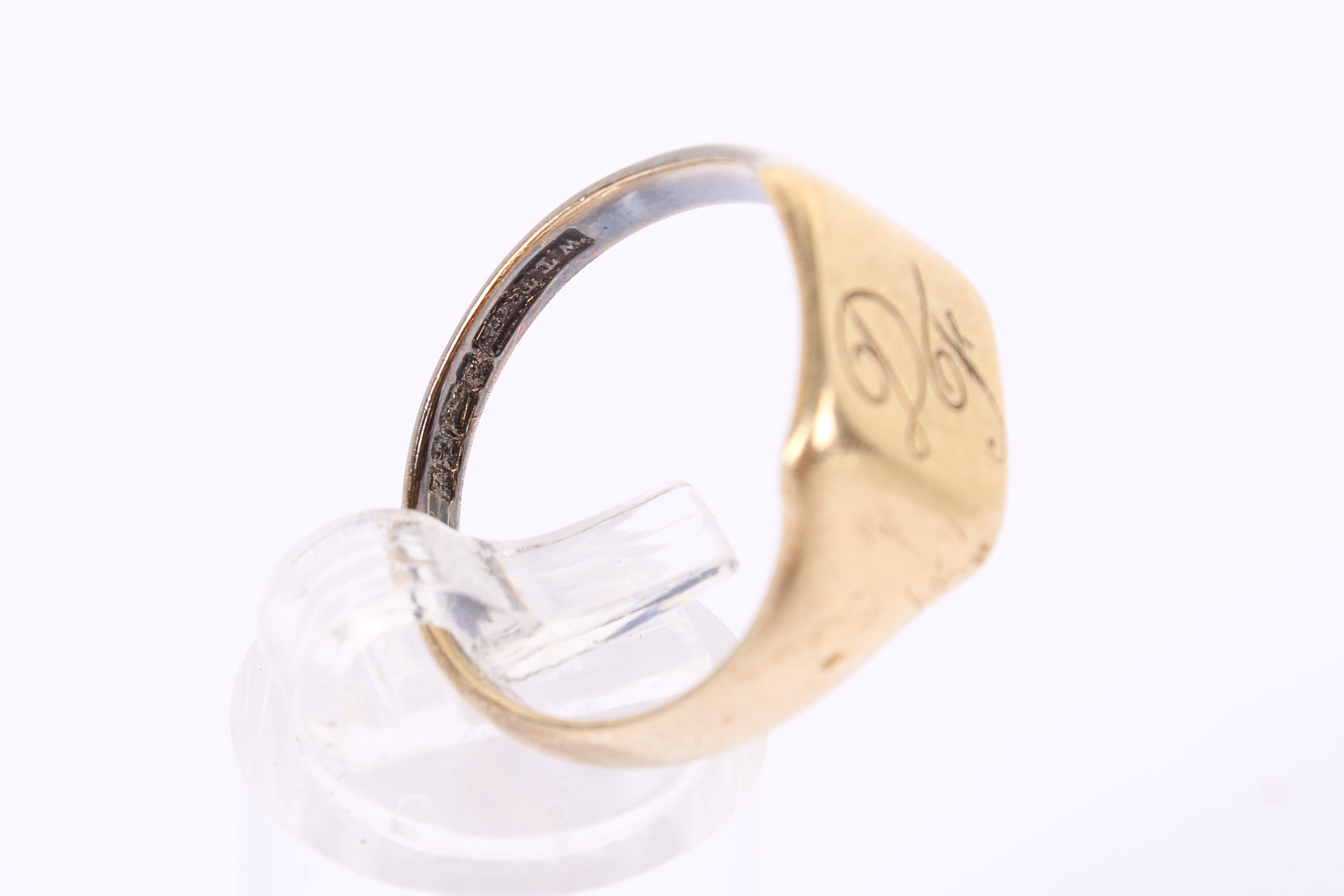 A 18ct gold signet ring. Engraved DF, hallmarked, size V, weight 6.9g. - Image 4 of 4