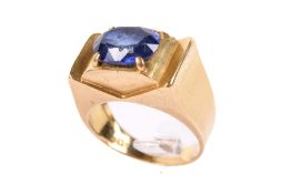 A yellow metal and blue stone ring. With a large oval cut blue stone of circa 1.2cm x 0.