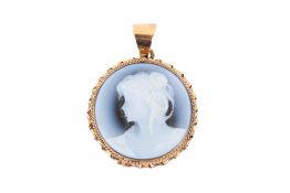 A 14ct gold round cameo pendant.