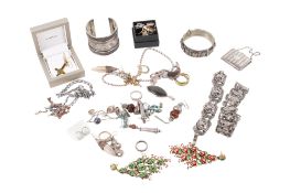 A small group of assorted jewellery.