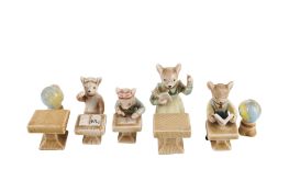 Ceramic Enesco mouse school ornaments set. Including teacher and three pupils, etc. Max. H7.