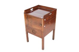 An Edwardian mahogany pot cupboard.