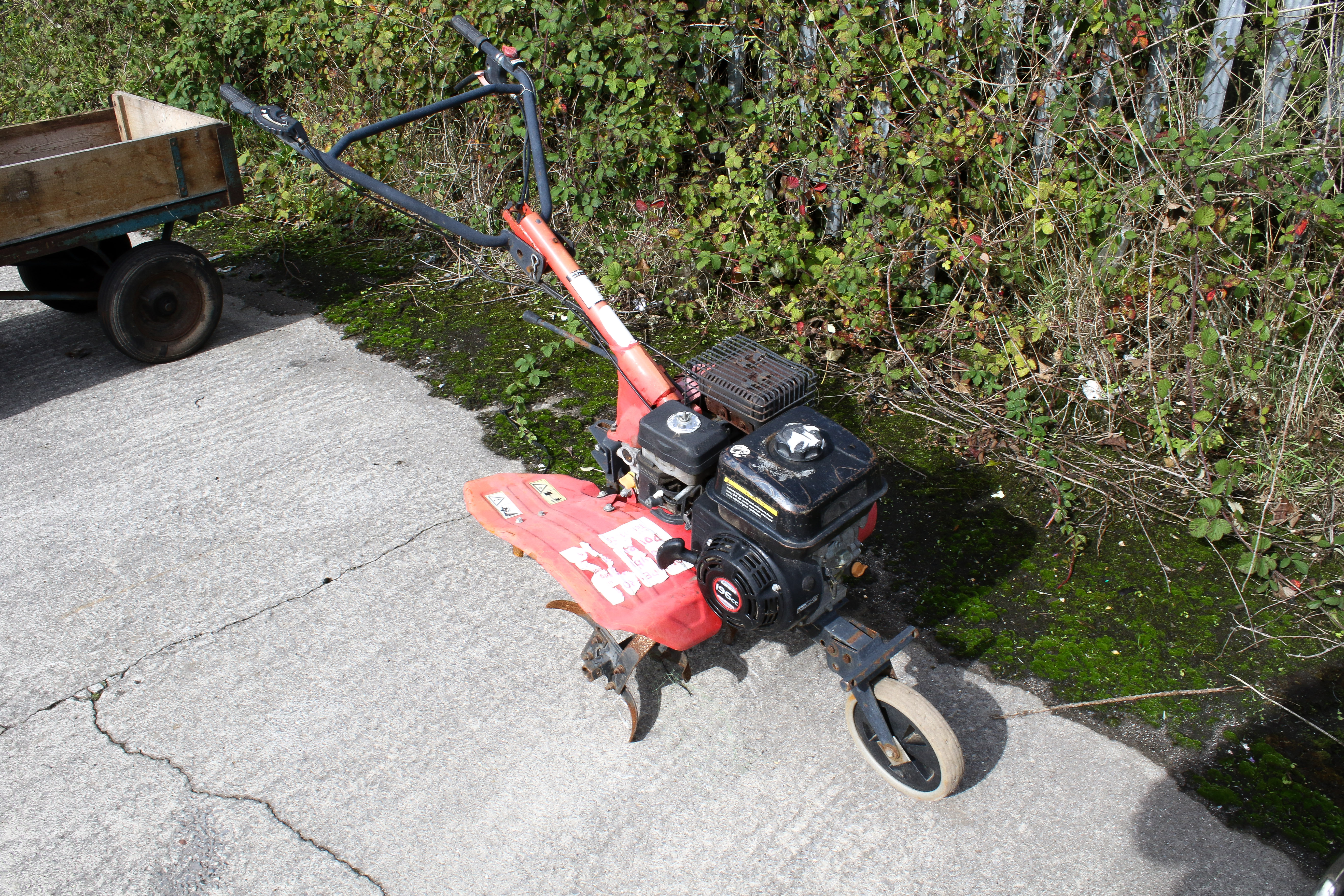 A petrol-powered cultivator or garden tilling machine. With a Loncin 196cc engine. Body size (mm)