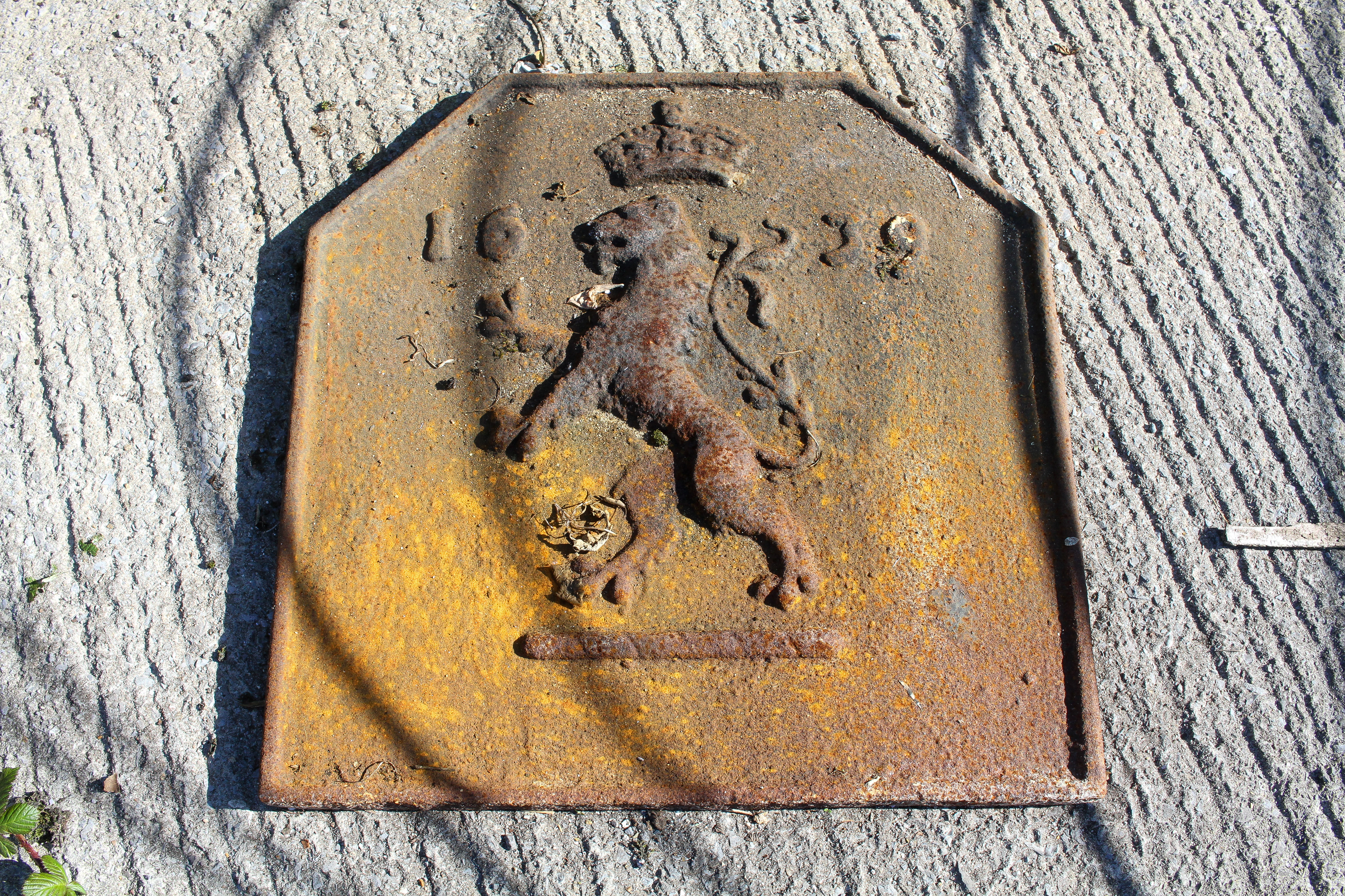 Iron fireback depicting an English Royal Lion and Crown with date 1639.