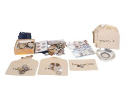 A collection of mainly modern world coins. Including two 2006 Britannia £2 coins, both tarnished.