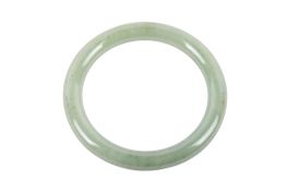 A mottled seladon green jade bangle. Inner diameter 6.8cm, outer diameter 8.9cm.
