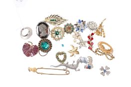 A collection of twenty vintage brooches.
