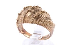A 9ct gold ring. With textured straw work style pattern, hallmarked, size M/N, gross weight 5g.