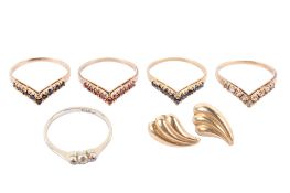 Five yellow metal stone set rings and a pair of earrings.