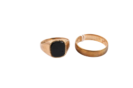 A 9ct gold wedding band and an onyx ring. Both hallmarked, the band size Y, weight 4.