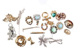 Twenty vintage costume jewellery brooches.