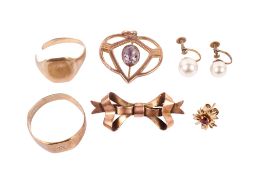 A small group of 9ct gold jewellery.