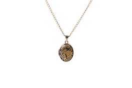 A 9ct (tested) photograph locket and chain.