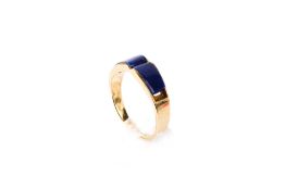 An 18ct gold and lapis lazuli ring.