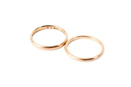 Two 18ct gold wedding bands.