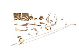 An assortment of 9ct gold, yellow metal and silver plate jewellery.