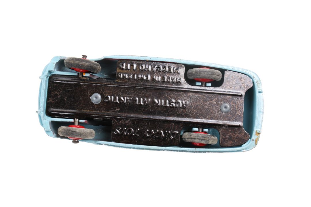 A Dinky No.106 diecast Austin Atlantic Convertible. Blue body with cerise interior and red hubs. - Image 3 of 4