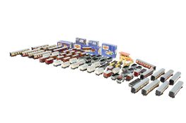 An assortment of Hornby Dublo 00 gauge rolling stock, carriages and buildings.
