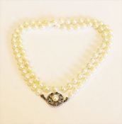 Perlenkette, ca. 6 mm Perlen mit 18 k Weißgold Schließe, besetzt mit Safiren und Diamanten, L 68 cm