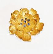 Dekorative 18 k Gelbgold Brosche in Blütenform, mattiert und mit Safiren verziert, 10 gr., D 4 cm