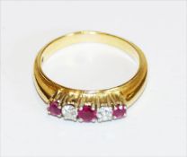 18 k Gelbgold Ring mit 2 Diamanten und 3 Rubinen, 3,96 gr., Gr. 54