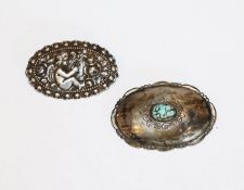 Silber Brosche mit Türkis, 3,8 cm x 5,5 cm und Silber Brosche mit Reliefdekor 'Musizierender Engel',