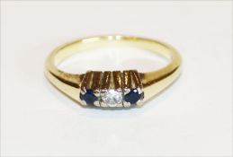 14 k Gelbgold Ring mit in Weißgold gefaßten Diamant und 2 Safiren, 4 gr., Gr. 50