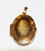 8 k Gelbgold Medaillon-Anhänger mit graviertem Dekor, aufklappbar für 2 ovale Fotos, 3,1 gr., 2,5 cm