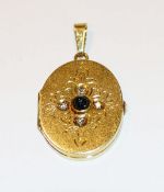 14 k Gelbgold Medaillon-Anhänger, aufklappbar, schauseitig mattiert und graviert mit Safir-