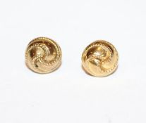 Paar 8 k Gelbgold Ohrstecker, 1,1 gr. mit reliefiertem Dekor