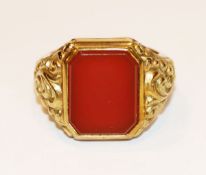 14 k Gelbgold Herrenring mit Reliefdekor und Karneol, Gr. 61, 12,4 gr.