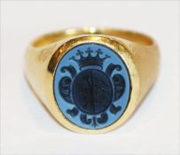 18 k Gelbgold Wappenring mit Lagestein und graviertem Wappendekor, 11,6 gr., Gr. 55