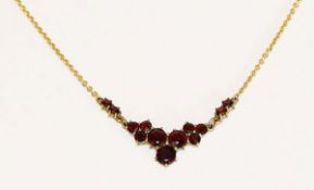 14 k Gelbgold Collierkette mit Granaten, 8,2 gr., L 49 cm