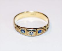 18 k Gelbgold Ring mit Diamant und 2 Safiren, England um 1890/1900, 3,7 gr., Gr. 62