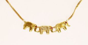 14 k Gelbgold Collierkette mit 3 Elefanten, 3 Rubinen und in Weißgold gefaßten Diamanten, 10,69 gr.,