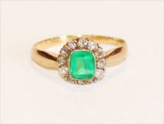 14 k Gelbgold Ring mit grünem Schmuckstein und Diamantenkranz, 2,2 gr., Gr. 52