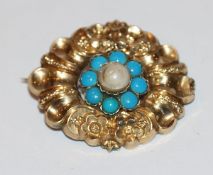 Douplé Trachtenbrosche mit Reliefdekor und hellblauen Glassteinen, getragen, 3,5 cm x 4 cm