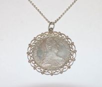 Silber Kette, L 58 cm mit Münzanhänger, Maria Theresia, gefaßt, 40,5 gr.