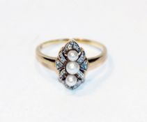 8 k Gelb- und Weißgold Ring mit sehr kleinen Diamanten und 3 Perlchen, 2,85 gr., Gr. 56
