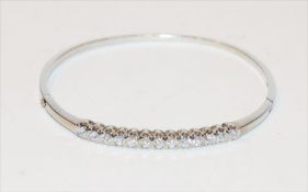 18 k Weißgold Armreif mit 13 Brillanten, zus. 1,65 ct., rund facettiert, moderner Feinschliff, tw